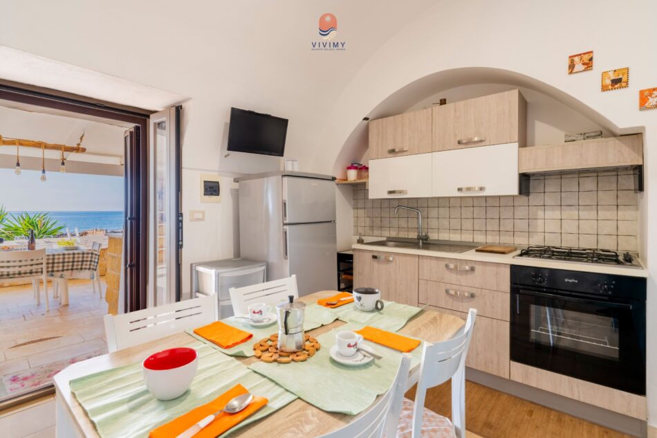 cucina completa, tv e vista mare
